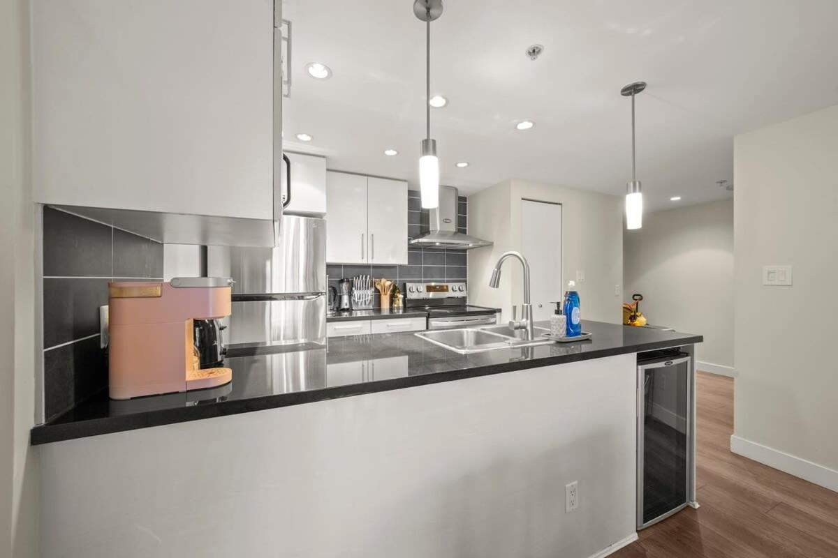 Dazzling Condo By Stadium Downtown With Free Parking Vancouver Exteriör bild